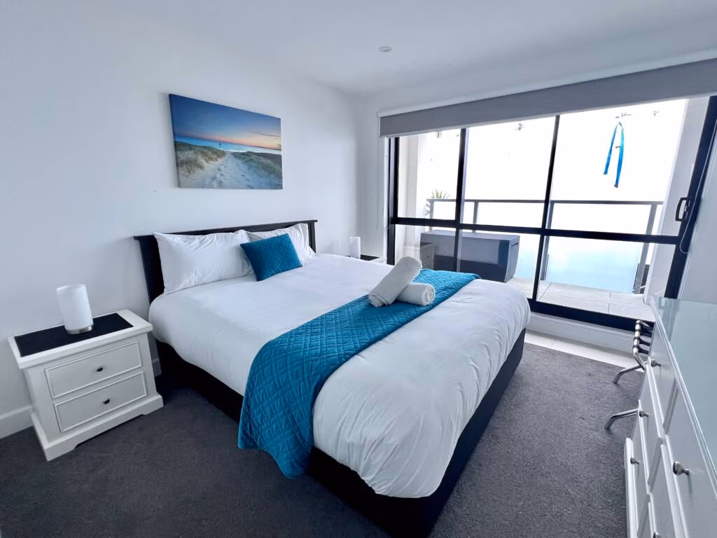 Two Bedroom + Conservatory Apartment Queen bed