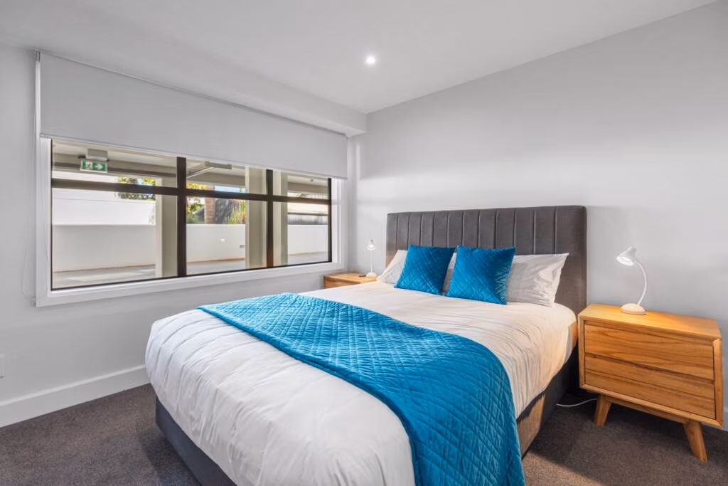 1 Bedroom Apartment bedroom with Queen bed