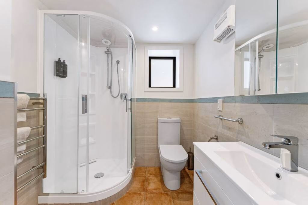 2 Bedroom Apartment bathroom