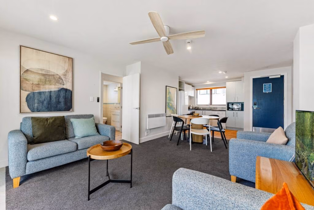 2 Bedroom Apartment spacious living room